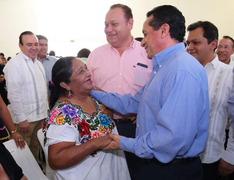 Galardonan a Carlos Joaquín por su labor en materia de vivienda