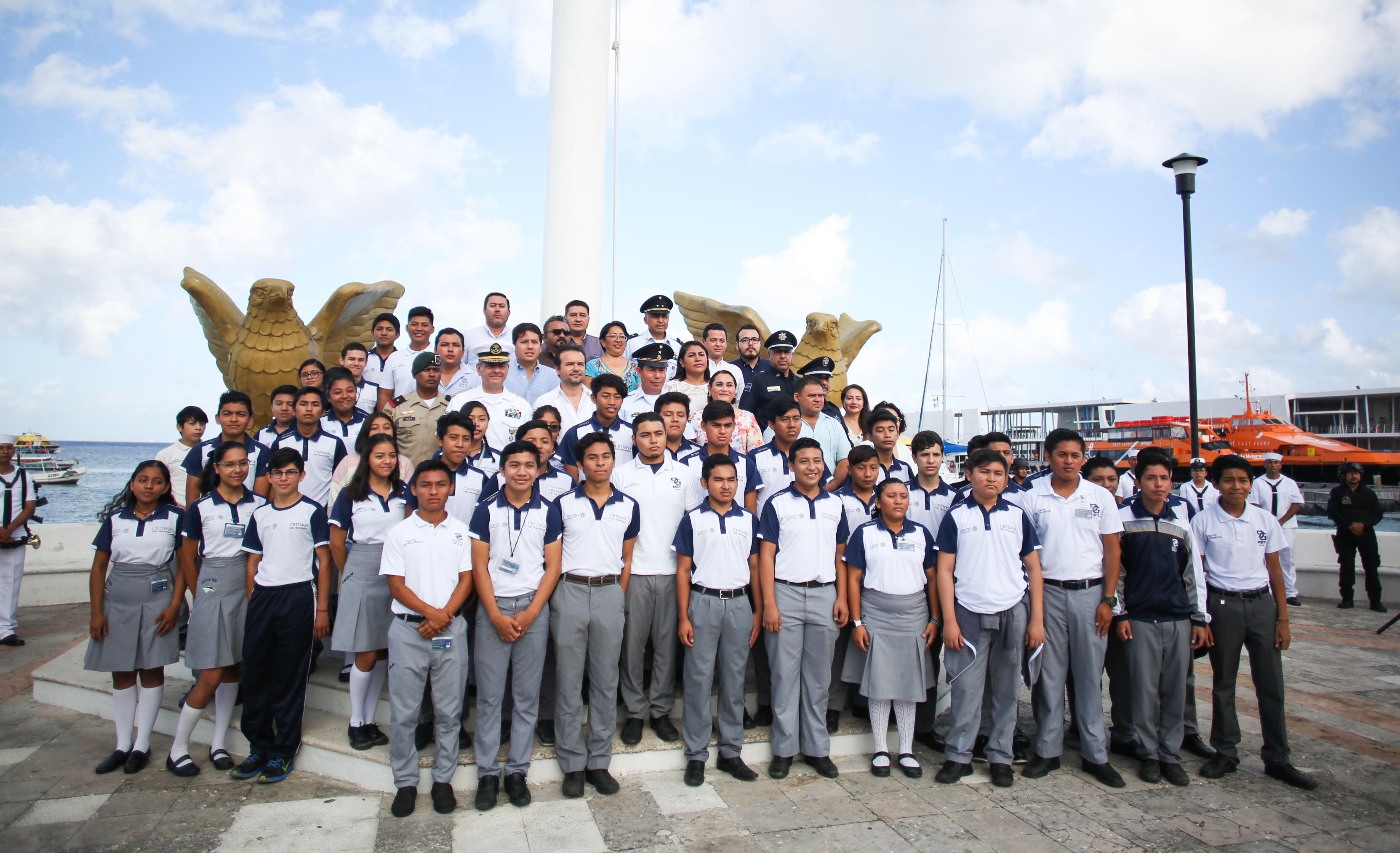 Estudiantes presentes durante la ceremonia