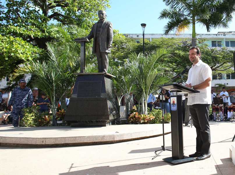 onta el Presidente Municipal una guardia de honor y deposita una ofrenda floral ante el monumento del Benemérito de las Américas