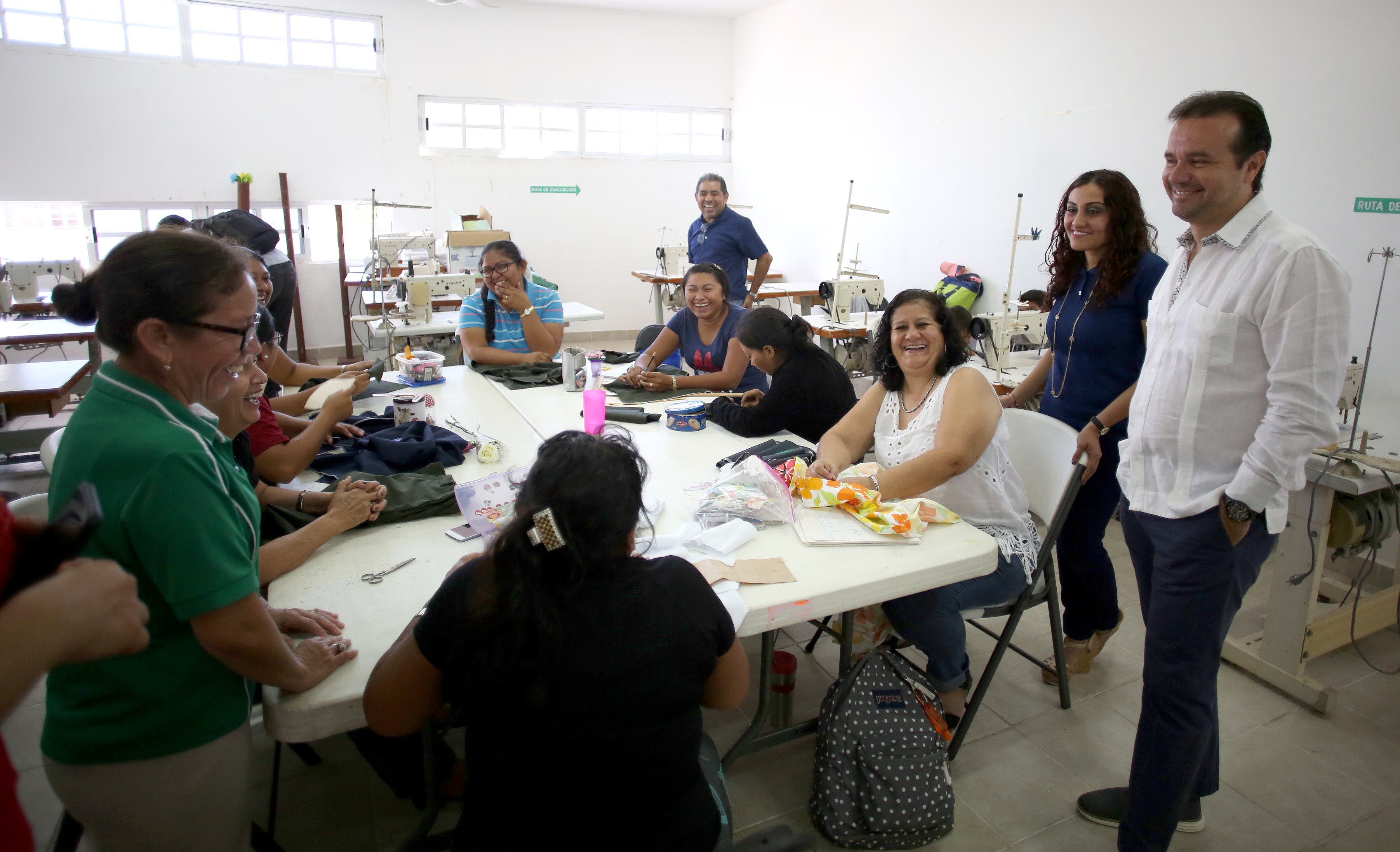 El Presidente Municipal recorrió los salones del Comumu, donde platicó y escuchó a las estudiantes