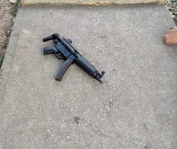 Los sicarios dejaron abandonada una ametralladora en la zona del ataque.