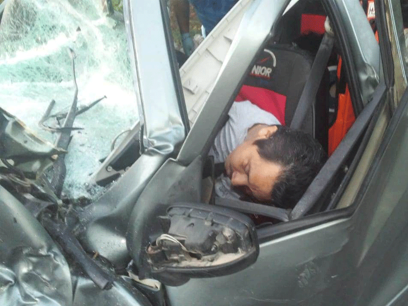 Carreterazo por invasión de carril se registra en el kilómetro 13 de la carretera estatal Tulum-Cobá; seis personas resultados con graves lesiones.