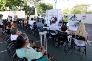 Entregan sillas de ruedas en Benito Juárez a personas con discapacidad