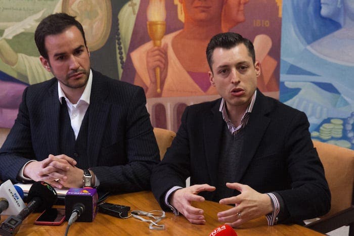 La amistad entre las familias Colosio y Basave perdura; los hijos de ambos, Luis Donaldo Colosio Riojas y Agustín Basave Alanís lo confirman en la imagen.