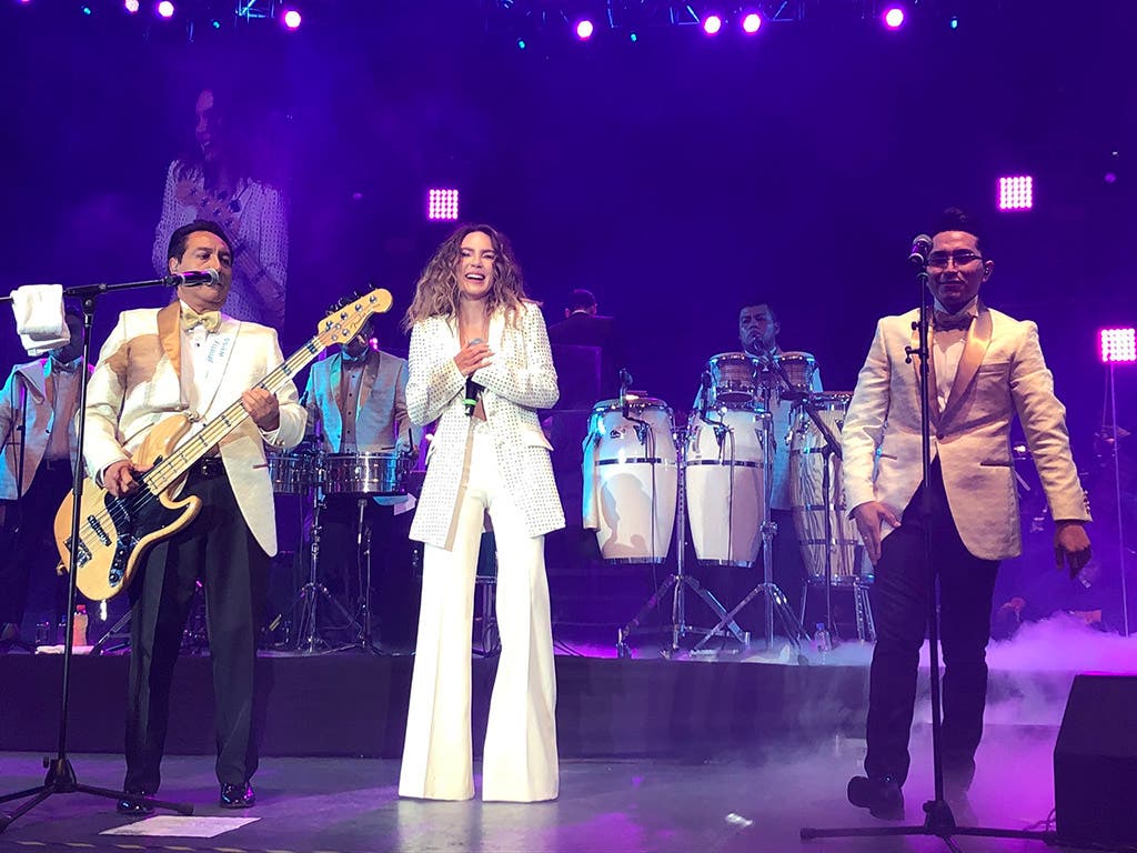 Belinda canta angeles azules