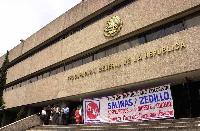 Protesta de colosistas ante el edificio de la entonces PGR.