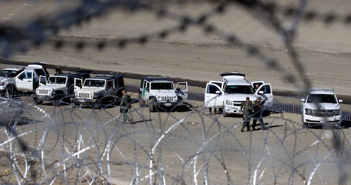 De acuerdo con diarios locales, en el último mes aumentó el número de casas en las que se observa el alambrado idéntico al que colocaron militares de EU hace 4 meses ante la llegada de miles de migrantes.