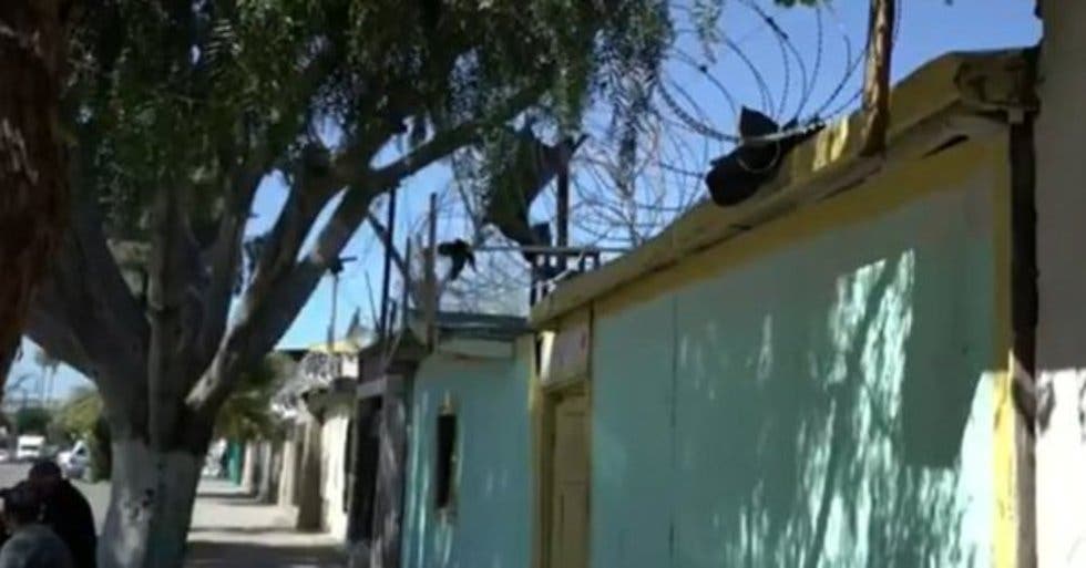 Un alambre de púas idéntico al colocado por las fuerzas armadas estadounidense.