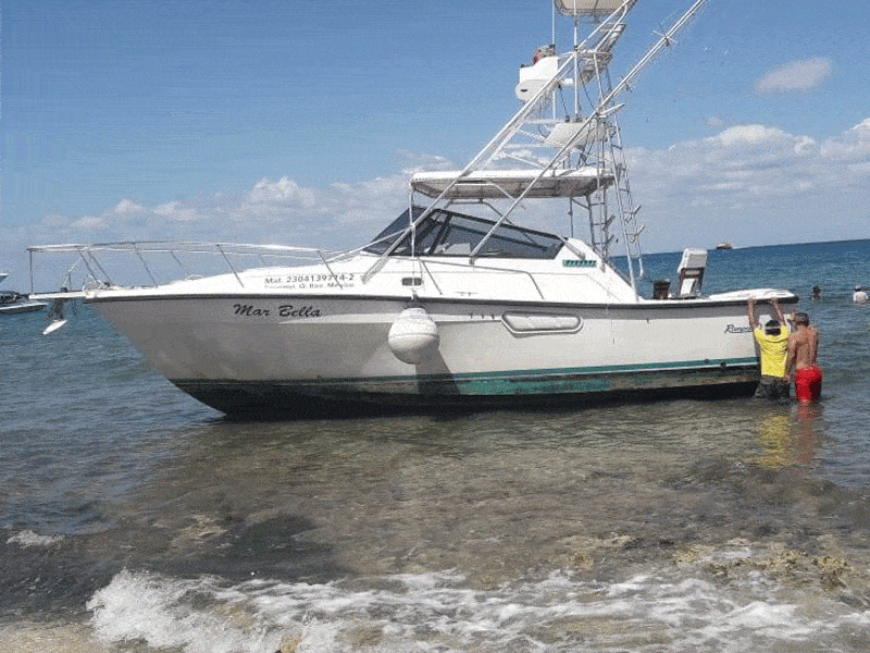 Tras unas maniobras por fin pudieron lanzar al velero de nuevo al mar.