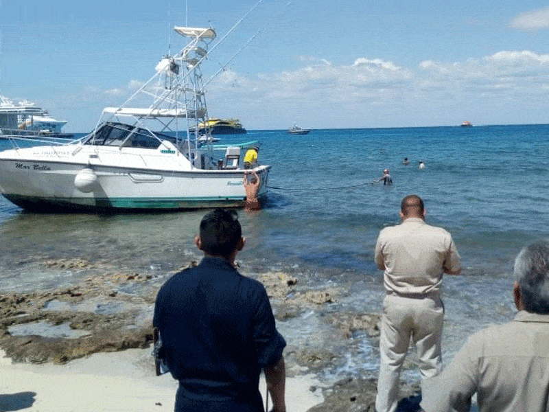 Este mediodía encalla un velero en la rada de Cozumel, frente al Malecón.