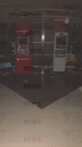 Con una camioneta y una motocicleta amarraron dos cajeros automáticos: uno Bancomer y otro de Santander, y se los llevaron.