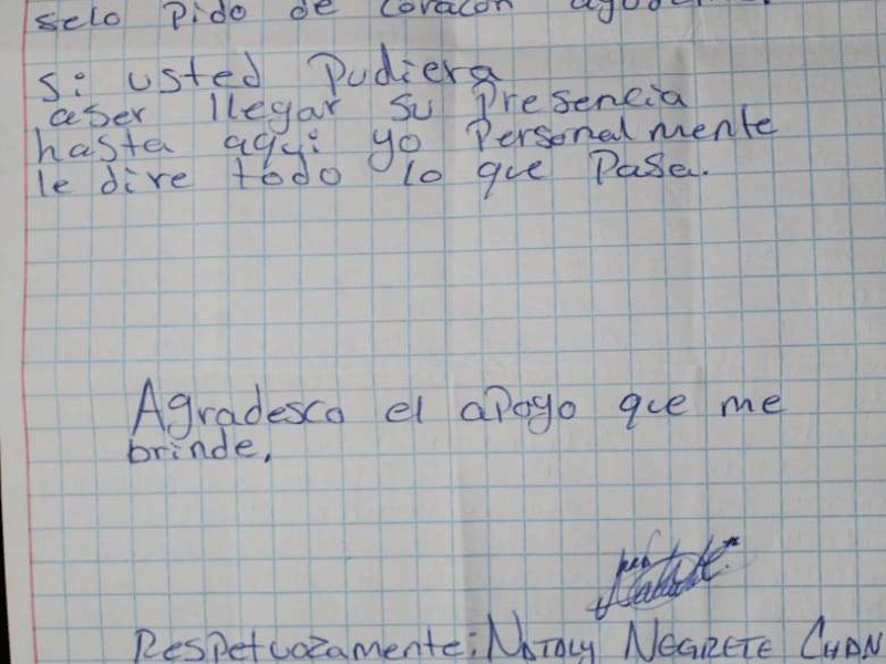 Con su puño y letra en una hoja de cuaderno narra las vejaciones que sufre a manos de sus otras cuatro compañeras de celda