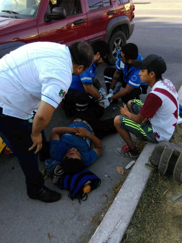 Imprudente conductor provoca que un ciclista choque contra su camioneta y resulte con graves lesiones en la pierna izquierda.