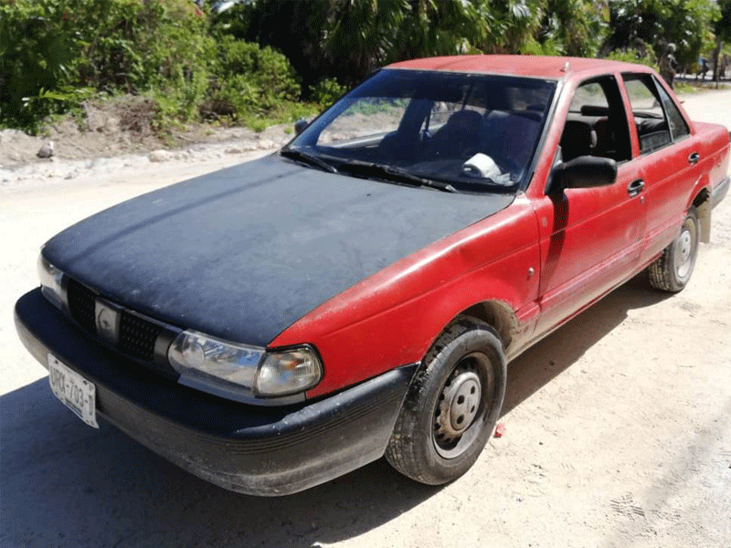 Personal de la Marina detecta a pescadores furtivos en Mahahual, quienes huyen dejando abandonado un vehículo.