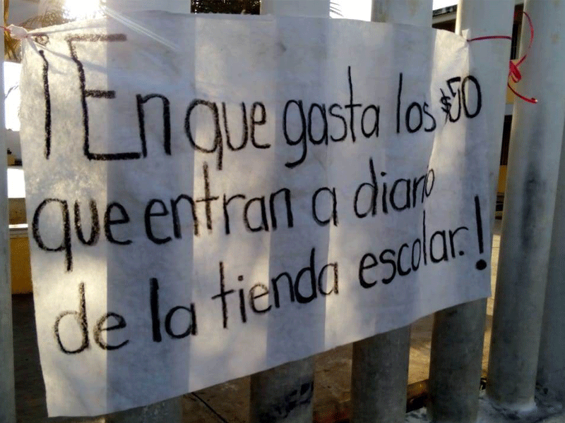 En el lugar fueron colocadas mantas que externaban la molestia, y minutos después las clases se normalizaron.