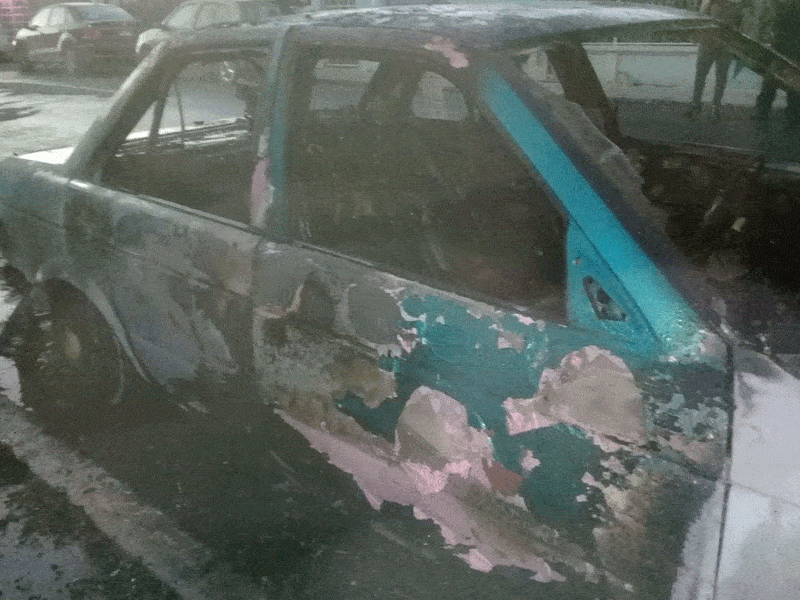 Durante la madrugada rocían con líquido flamable a tres vehículos estacionados en la calle, pero sólo uno es alcanzado por el fuego.
