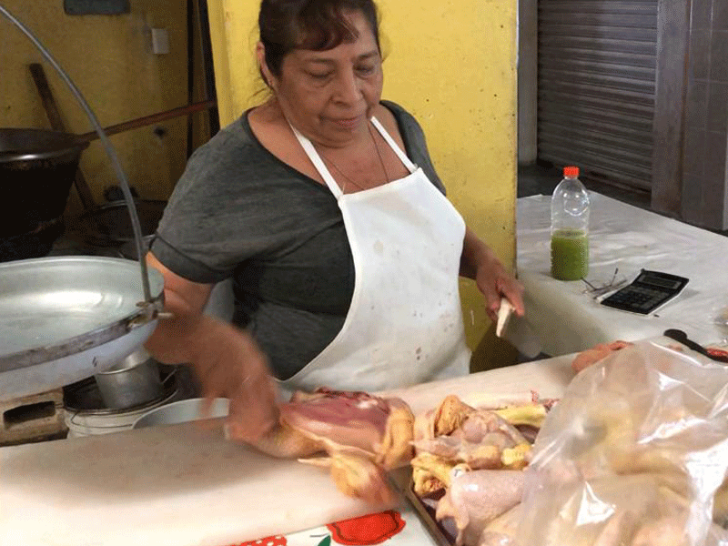 Están entre la espada y la pared, porque los locatarios que cierran argumentan que es por las bajas ventas.