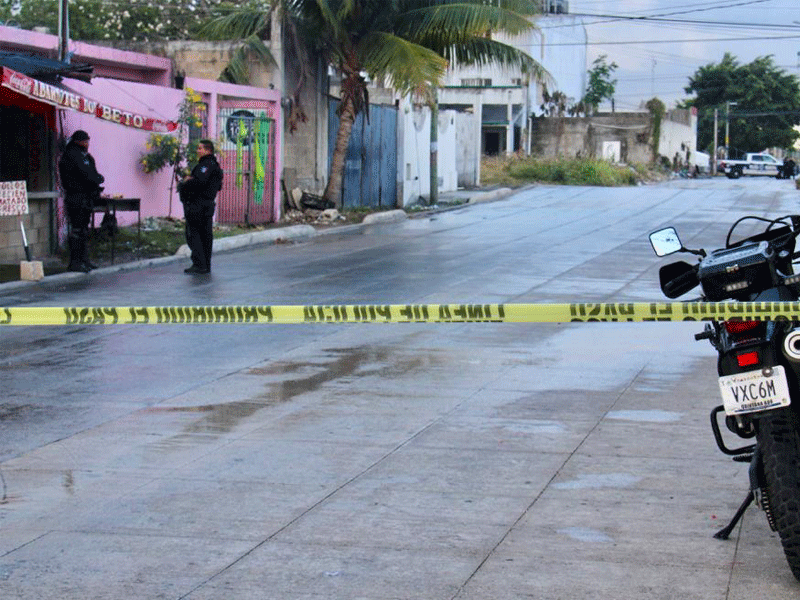 Cerca de las 7:20 de la mañana, al número de emergencias 911 se recibió el reporte de una persona sin vida en un área verde ubicada en la calle 65, manzana 103, calle 56 poniente de la Supermanzana 91.