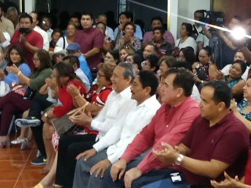 Hoy se reanudó la séptima sesión extraordinaria, que inició el viernes por la tarde, tras la lectura de la renuncia presentada por Pastrana Pastrana.