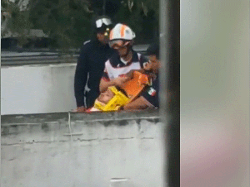 Los uniformados lograron ubicar en el techo de una casa a las supuestas víctimas; al parecer se trata de dos turistas hombres que fueron privados de su libertad.