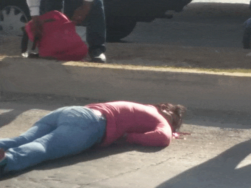 La mujer intentó atravesar el bulevar cuando fue atropellada por el conductor de un autobús que abandonó la unidad para darse a la fuga.