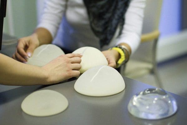 Los implantes podrían generar cáncer de mama