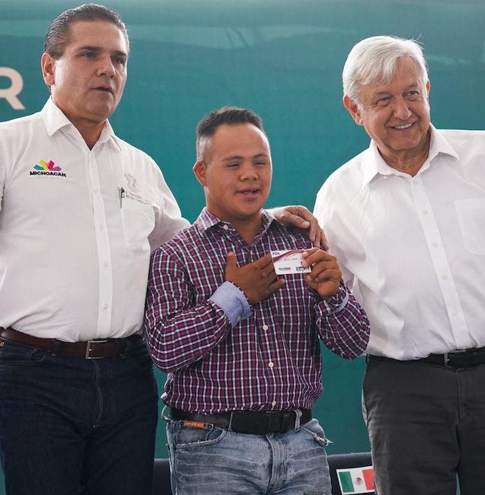 “Muchos gobernadores, con todo respeto, recibían el dinero del presupuesto y se lo gastaban en otra cosa”, por eso no tenían para pagar la nómina, dijo AMLO ante Silvano Aureoles Conejo, gobernador de Michoacán.
