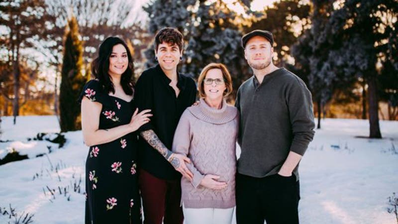 La familia disfrutando el embarazo de Cecile.