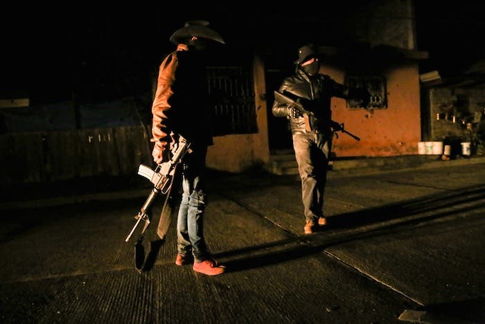 Guardias comunitarios en Michoacán. La aparición de estos vigilantes locales también se desató por la guerra implementada por Felipe Calderón y luego reproducida por Enrique Peña Nieto.