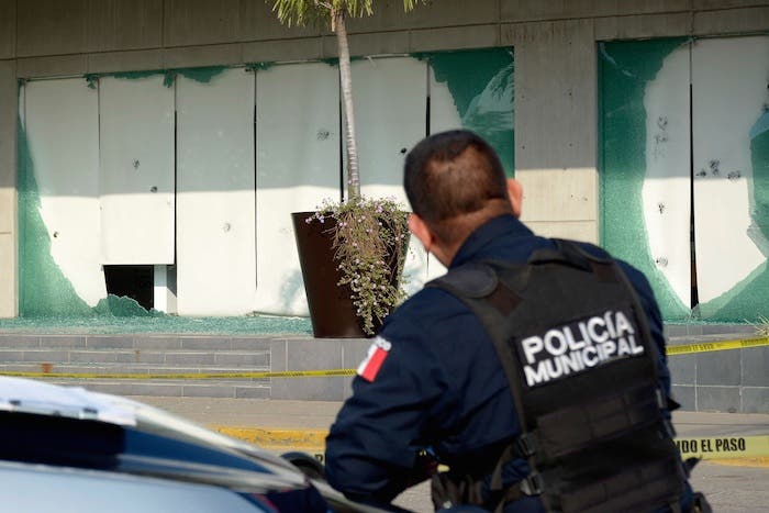 Fachada de una empresa constructora balaceada en Sinaloa, muchos empresarios son extorionados y por "no cumplir" con el pago a los delincuentes son balaceados (mínimo) en el peor de los casos asesinados.