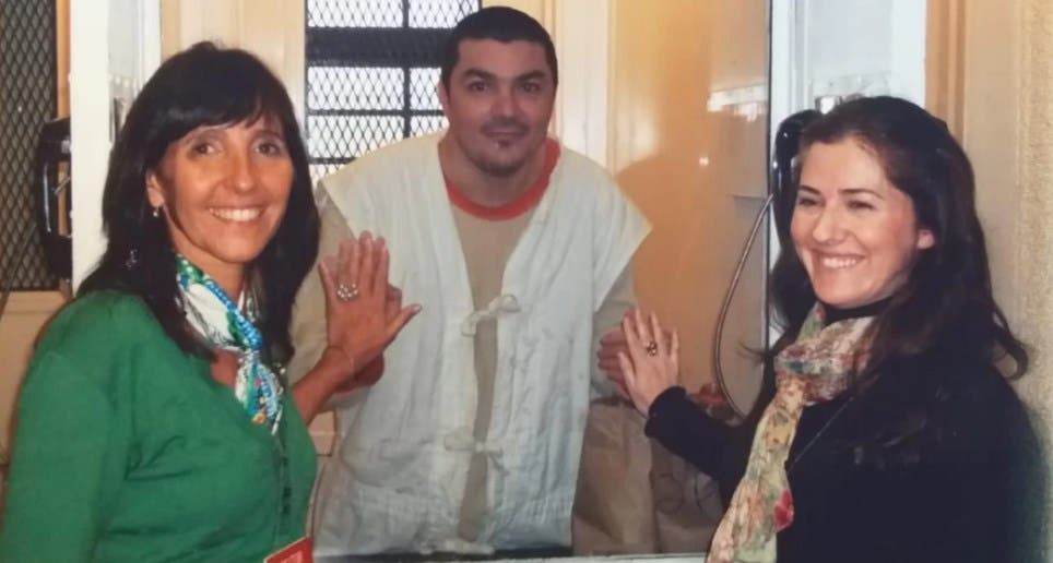 Victor Hugo Saldaño junto a sus hermanas.