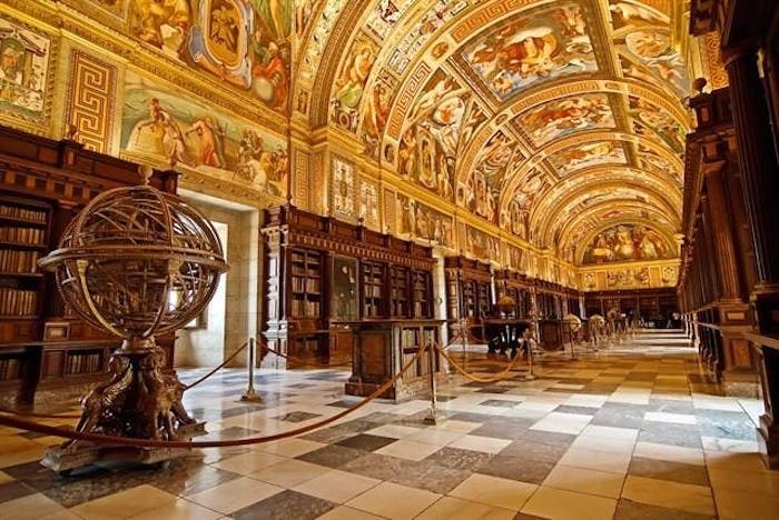 La biblioteca está compuesta por bóvedas decoradas con frescos que representan las siete artes liberale.