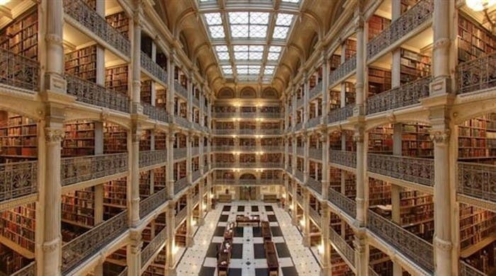 Está edificada con columnas de mármol blanco que se levantan a lo largo de los seis pisos.