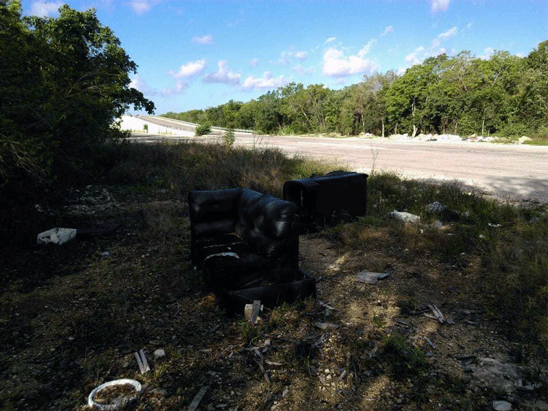 El cuerpo fue encontrado por un trabajador que caminaba por el puente hacia Villas del Sol.