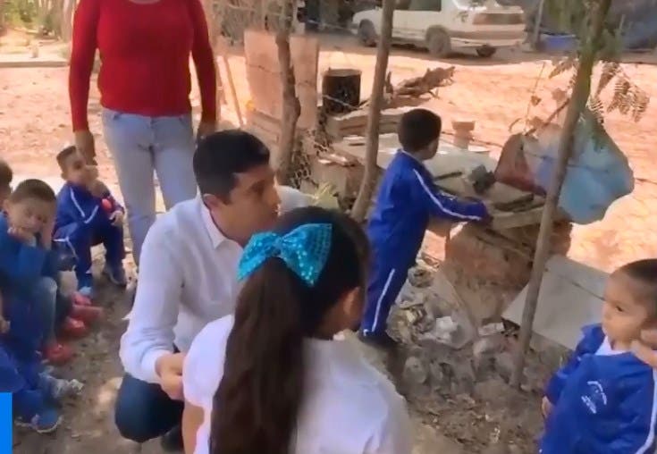 El nefasto alcalde de Ahome, Sinaloa, Guillermo Chapman Moreno, interrogando de un manera poco sutil a la menor y a maestra.