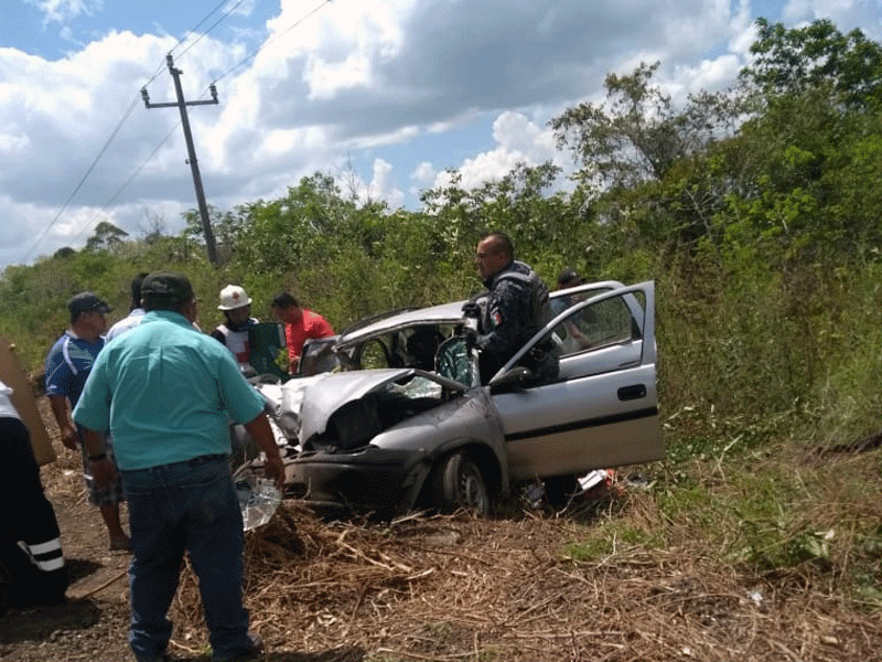 El auto en el que viajaba una familia choca contra maquinaria que hacía trabajos en la carretera Xpujil-Nicolás Bravo, en el sur de Quintana Roo.