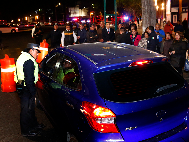 Se salva del alcoholímetro por coquetear con policía