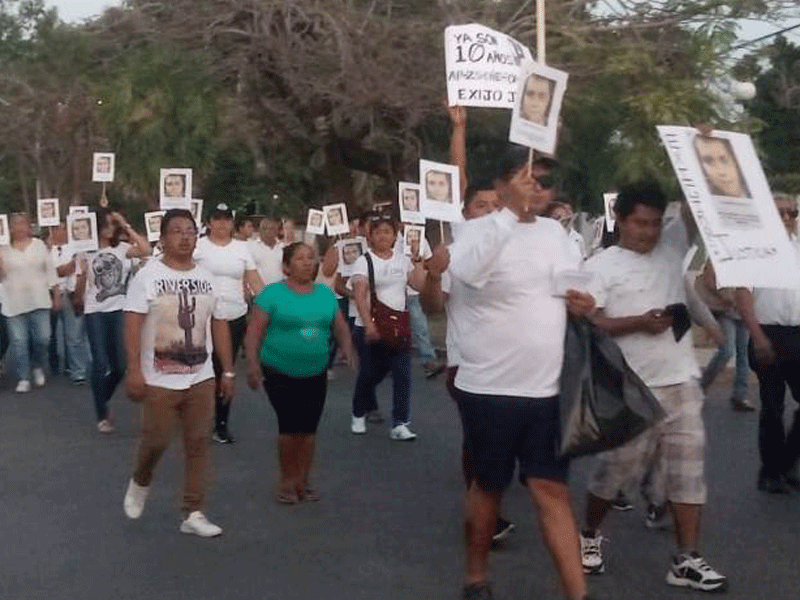 Familiares y amigos de Omar Castillo Cervera realizan una marcha por las calles de Chetumal en demanda de que la Fiscalía detenga a los responsables.
