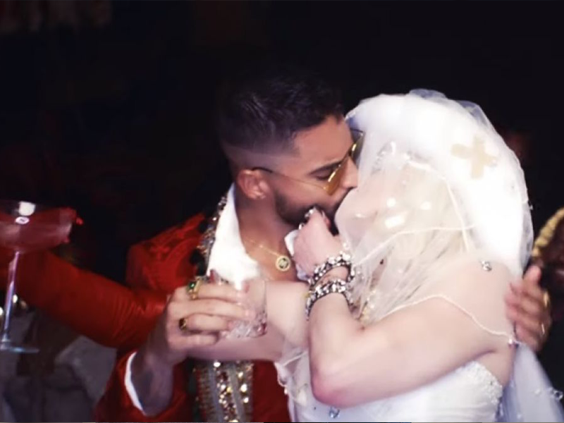 VIDEO: Madonna y Maluma se muestran muy cariñosos en “Medellín”
