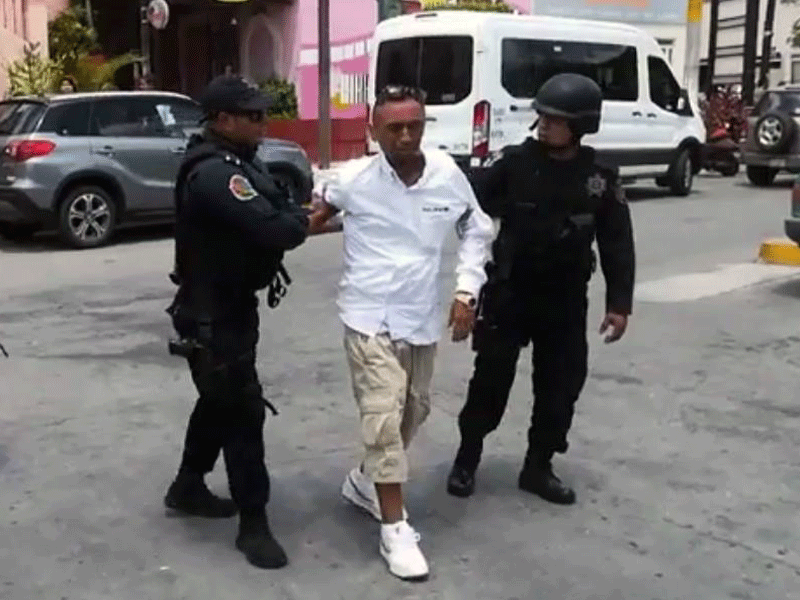 Con el apoyo de los locatarios, policías lograron la detención de tres de los presuntos responsables de la agresión.