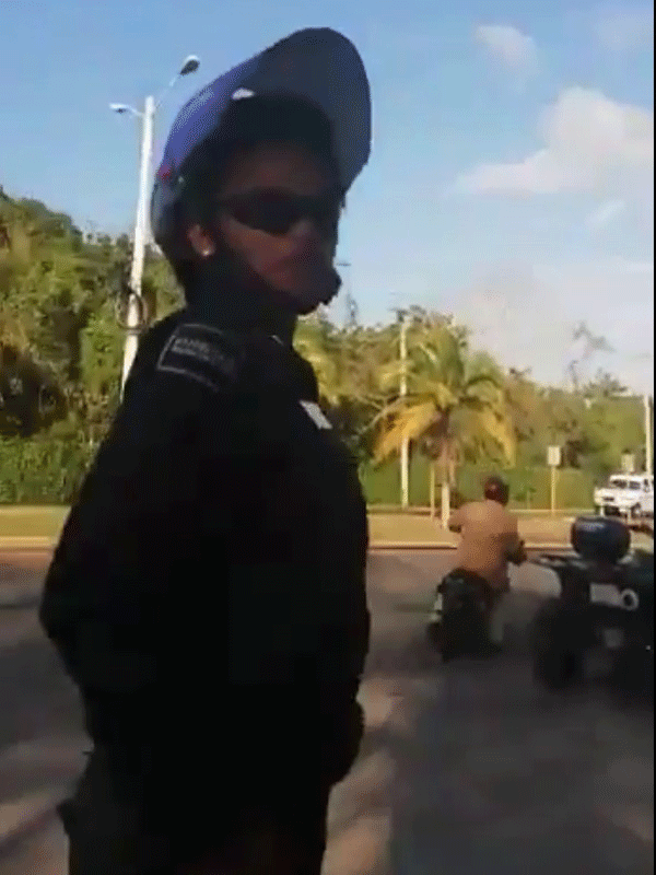 La agente, identificada como Abigail García, no se percató que estaba siendo grabada al momento de la “mordida”.