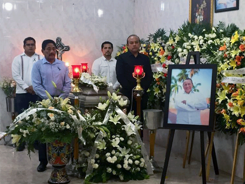 La clase política chetumaleña rindió homenaje y acompañó a la familia del fallecido ex presidente municipal, en la funeraria Gamero, en donde son velados sus restos.