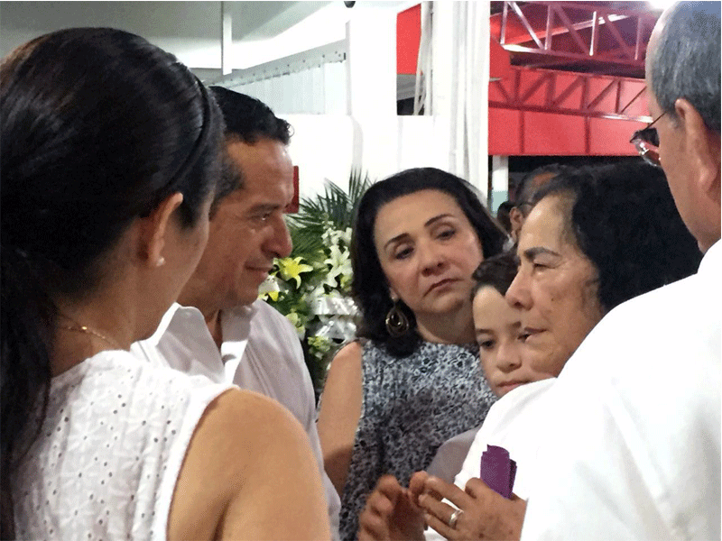 El gobernador Carlos Joaquín asistió anoche a la funeraria en donde se velan los restos del exedil Hernán Pastrana, para dar el pésame a su familia.