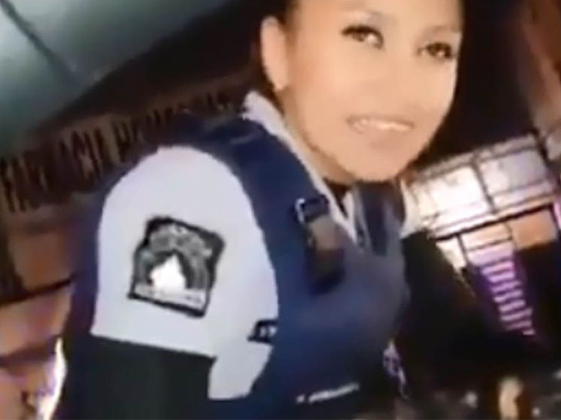  VIDEO: Se salva del alcoholímetro por coquetear con policía