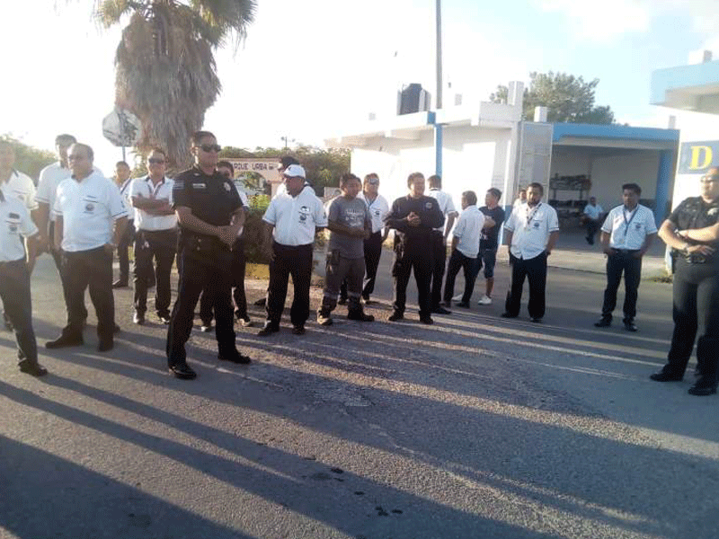 Taxistas no perjudican a los turistas que llegan al aeropuerto, ya que les permiten pasar desde el área bloqueada hasta la terminal.