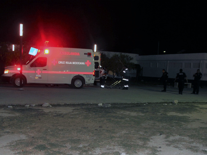 Dos jóvenes que platicaban en una banca fueron acribillados a balazos por un sicario que se desplazaba en una motocicleta.