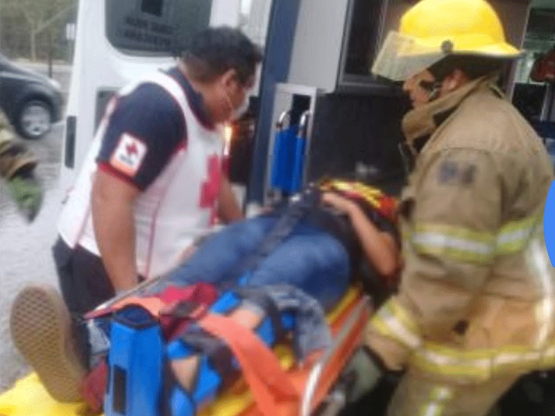 Al lugar arribaron paramédicos de la Cruz Roja y bomberos para atender a los lesionados y trasladarlos a un hospital privado.