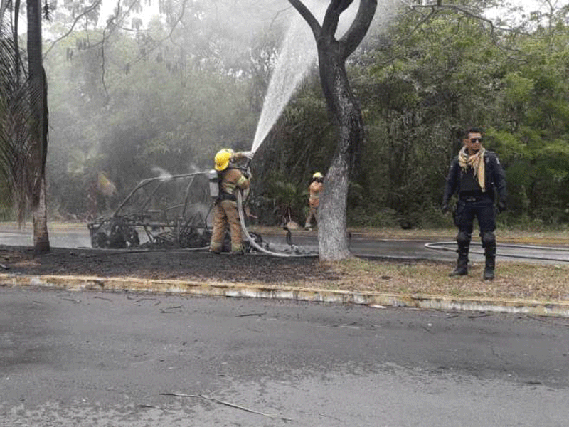 Arde vehículo turístico de arrendadora en Cozumel, cuando circulaba por la Zona Hotelera Norte de la isla; no hubo lesionados.