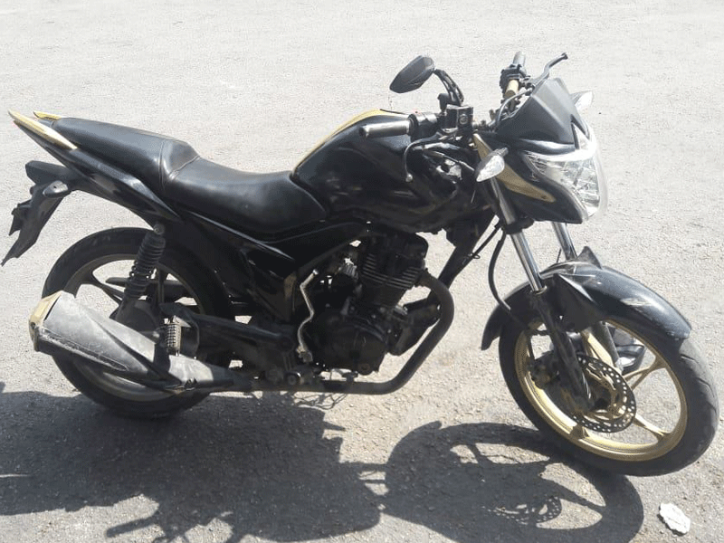 Policías les marcaron el alto cuando transitaban en una motocicleta y les hallan cartuchos de armas de uso exclusivo del Ejército y fuerzas armadas.