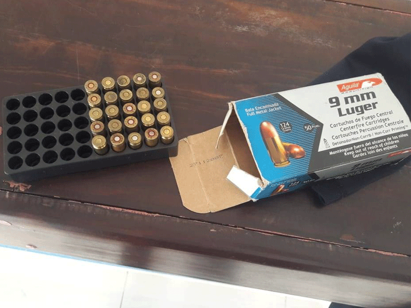 La caja que contenía ocho cartuchos con la leyenda FC .9 mm, 14 cartuchos con la leyenda Águilas .9mm y tres cartuchos con la leyenda Luger Speer .9 mm.